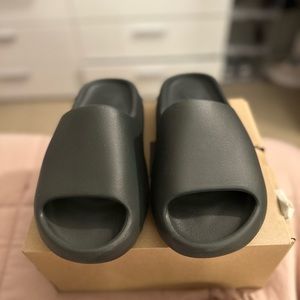 Brand New YEZZY SLIDE ONYX